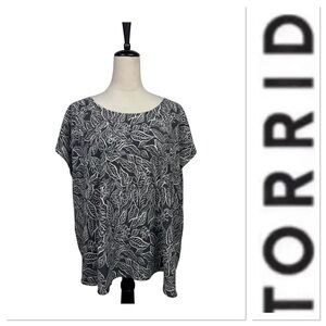 🆕 Torrid leaf print split back top size 1-1X/14-16